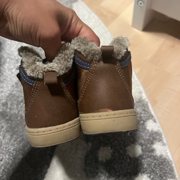 OshKosh kids boots . Size 7 & 8 Toddler - Picture 3 of 6